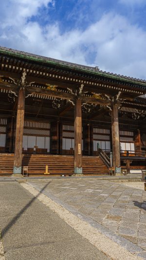 御影堂までの参道を歩く
