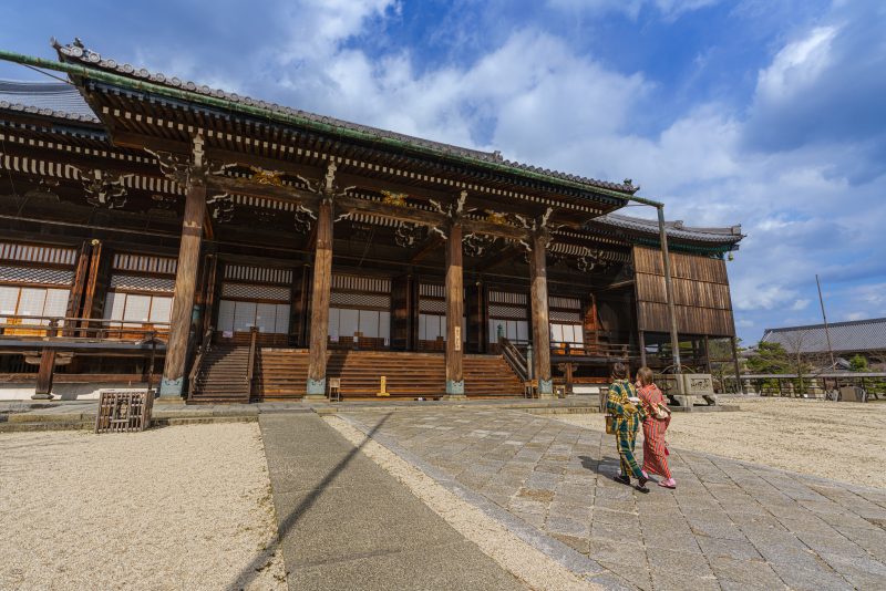 高田本山専修寺の写真「御影堂までの参道を歩く」