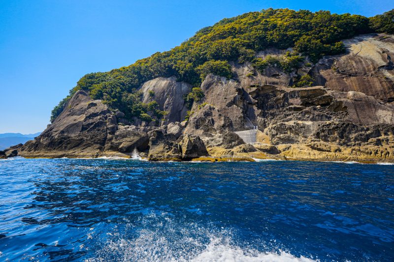 楯ヶ崎観光遊覧の写真「鬼ヶ城と青い海」