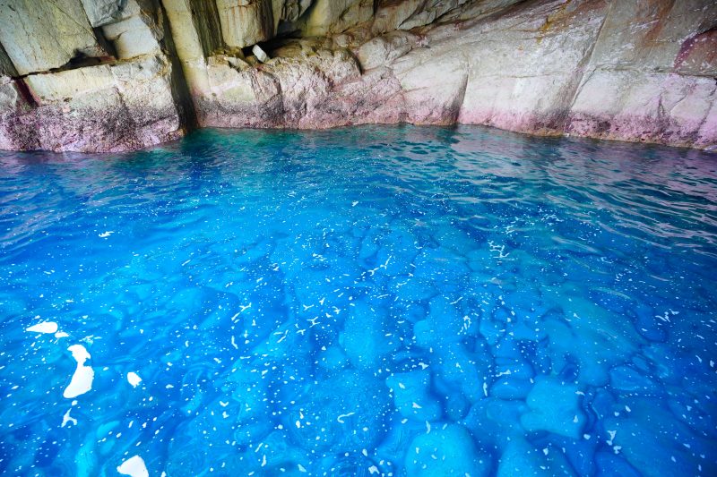 楯ヶ崎観光遊覧の写真「青の洞窟で輝く海」