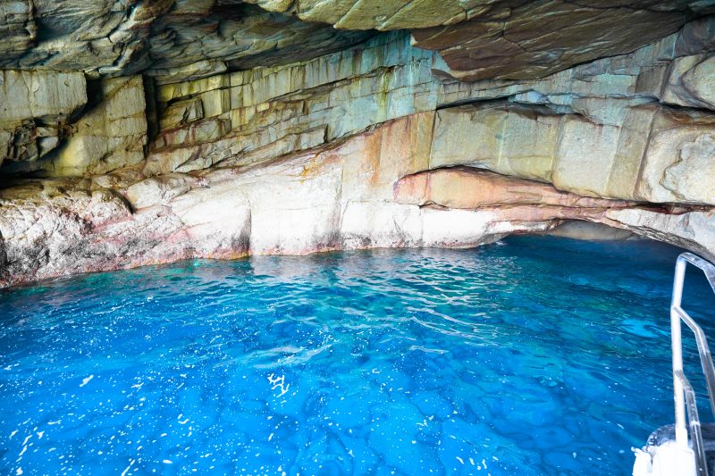 楯ヶ崎観光遊覧の写真「青の洞窟を進む船」