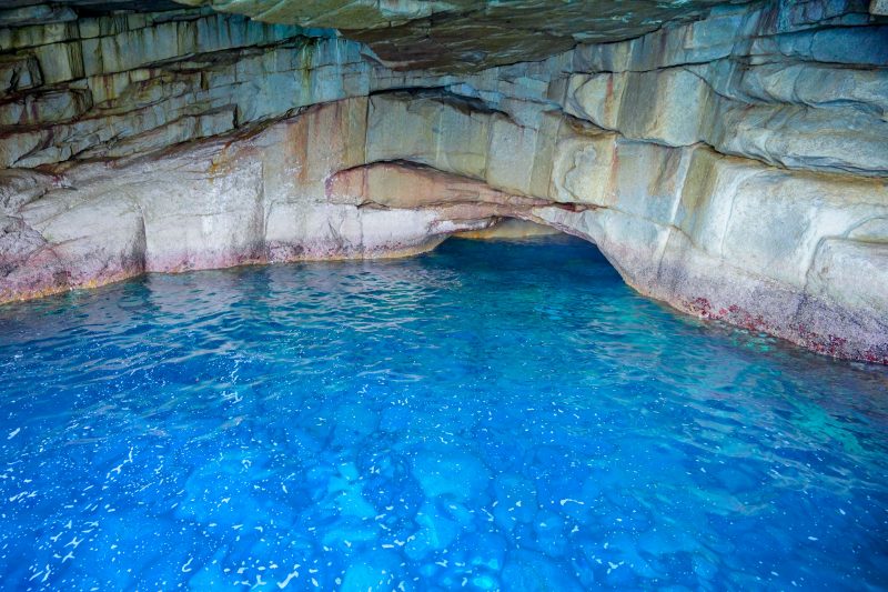楯ヶ崎観光遊覧の写真「青の洞窟の中」