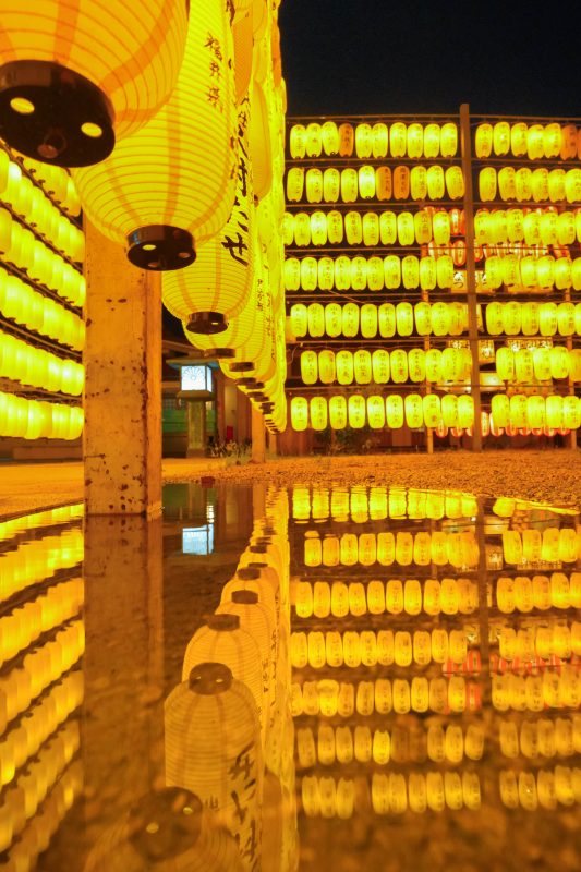 三重県護国神社の写真「水面に映る提灯」