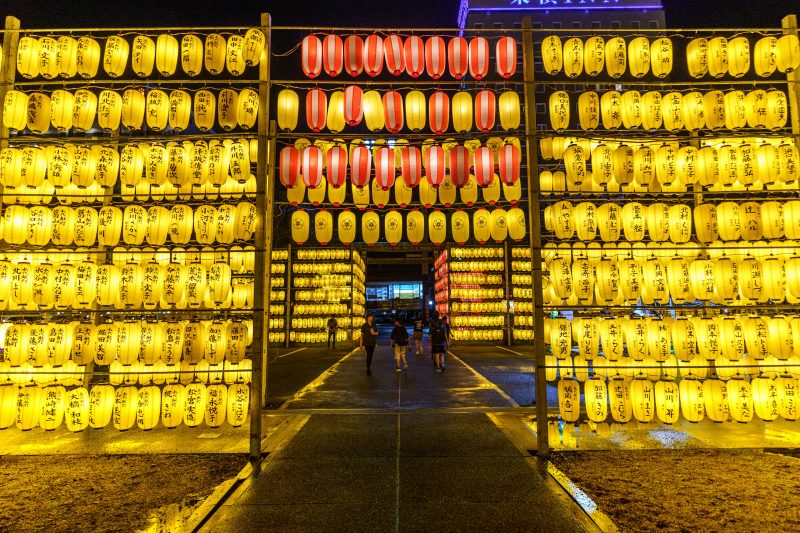 三重県護国神社の写真「黄色と赤に輝く提灯」