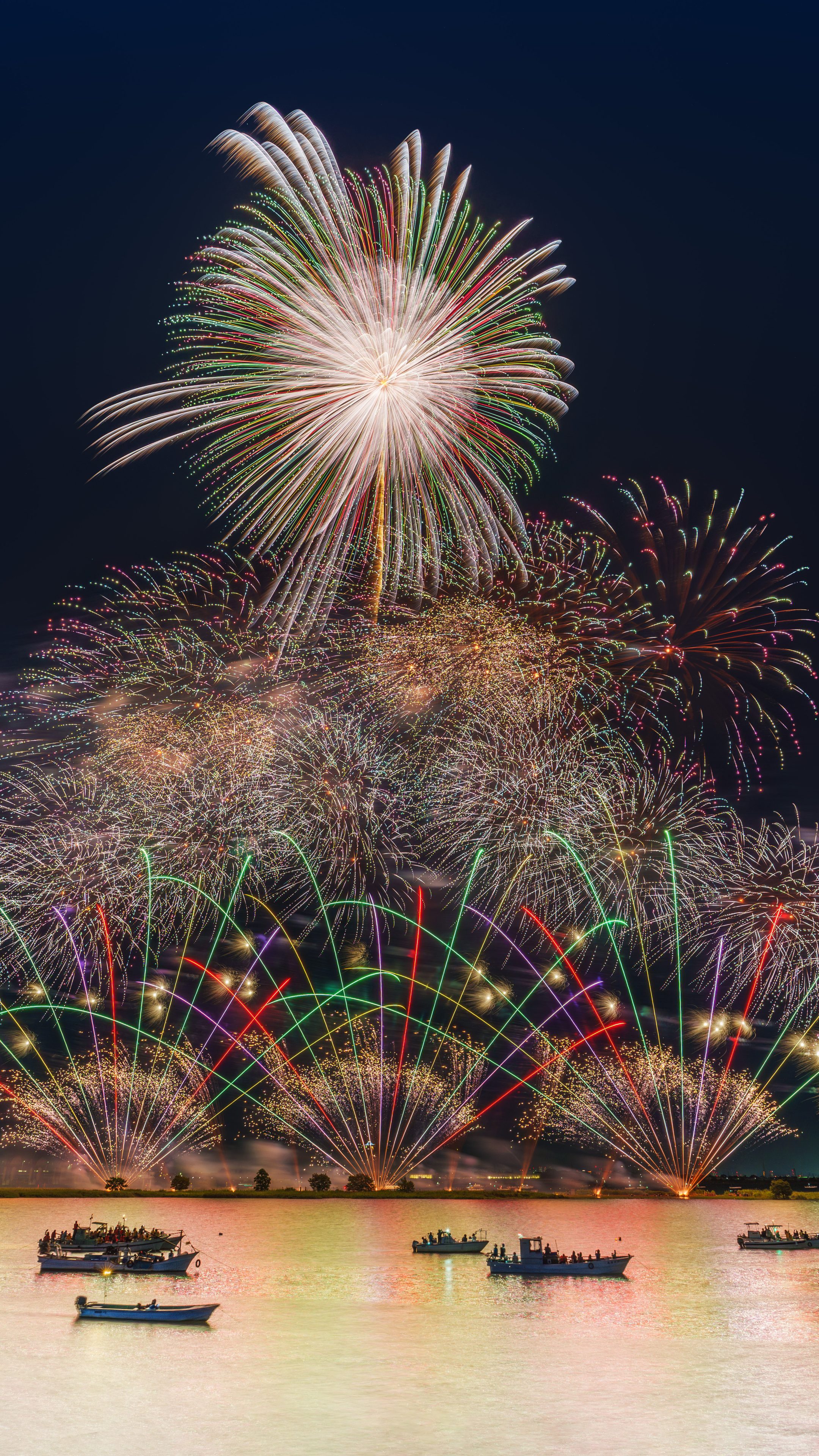 無料スマホ壁紙 虹色スターマイン。AndroidとiPhoneに対応した4K高画質の無料待ち受け画像。三重県桑名市の桑名水郷花火大会で撮影したフリー写真素材