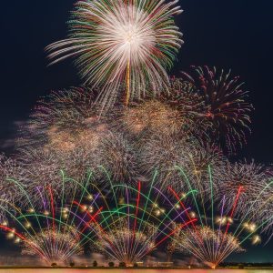 無料スマホ壁紙 虹色スターマイン。AndroidとiPhoneに対応した4K高画質の無料待ち受け画像。三重県桑名市の桑名水郷花火大会で撮影したフリー写真素材