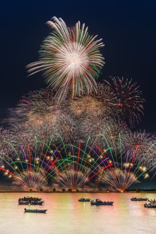 桑名水郷花火大会の写真「虹色スターマイン」
