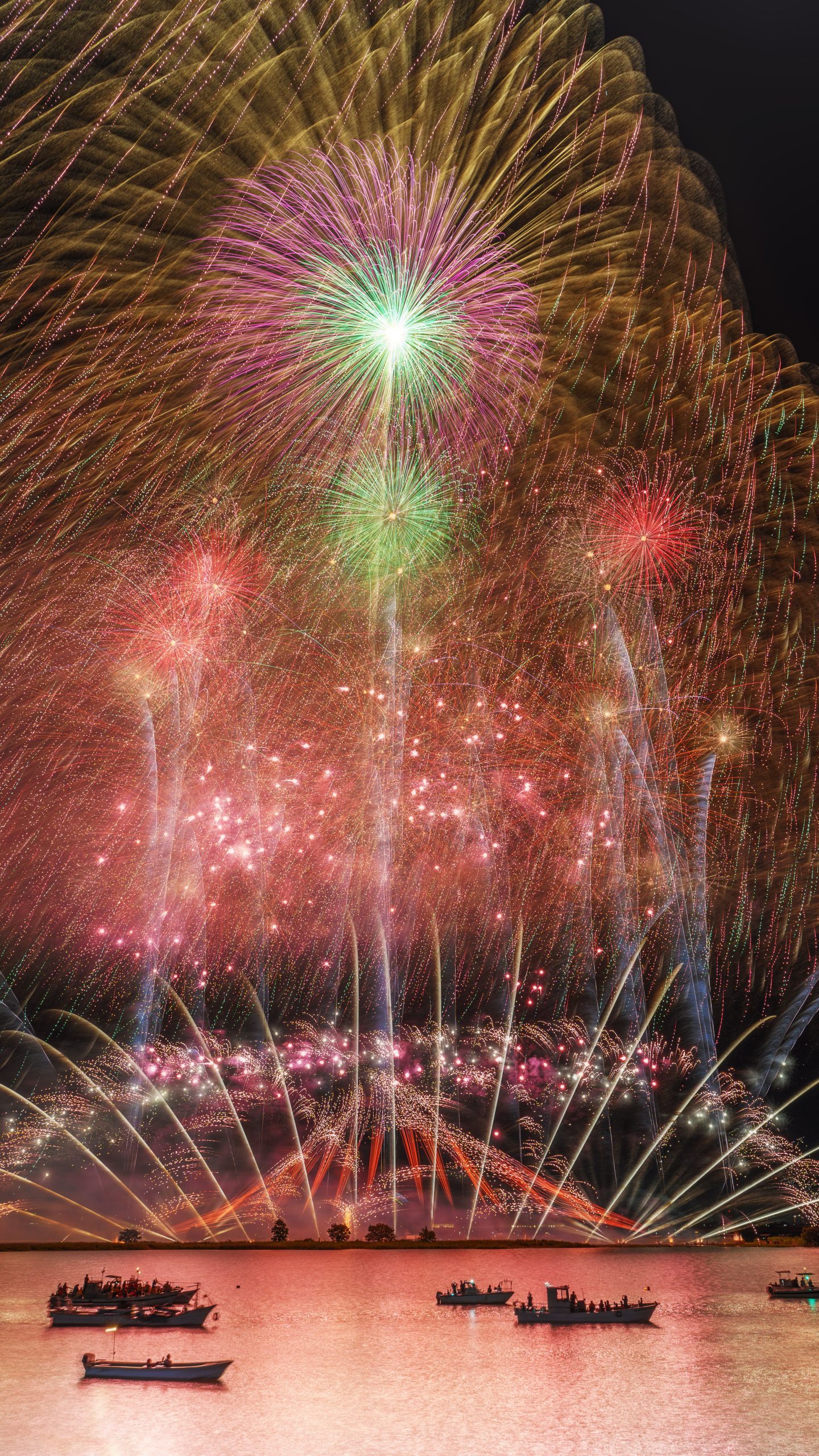 無料スマホ壁紙 ２尺玉と連発花火。AndroidとiPhoneに対応した4K高画質の無料待ち受け画像。三重県桑名市の桑名水郷花火大会で撮影したフリー写真素材