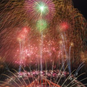 無料スマホ壁紙 ２尺玉と連発花火。AndroidとiPhoneに対応した4K高画質の無料待ち受け画像。三重県桑名市の桑名水郷花火大会で撮影したフリー写真素材