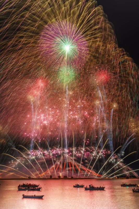 桑名水郷花火大会の写真「２尺玉と連発花火」