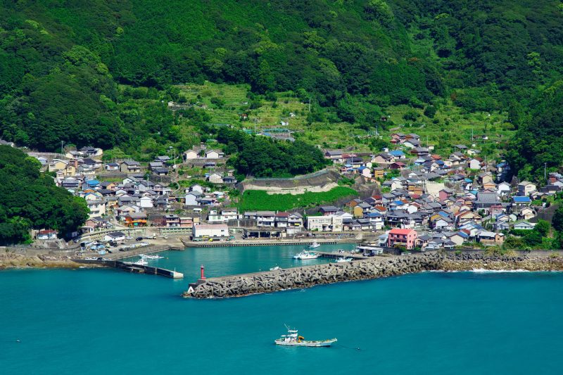 大泊海水浴場の写真「松本峠から眺める大泊の町並み」