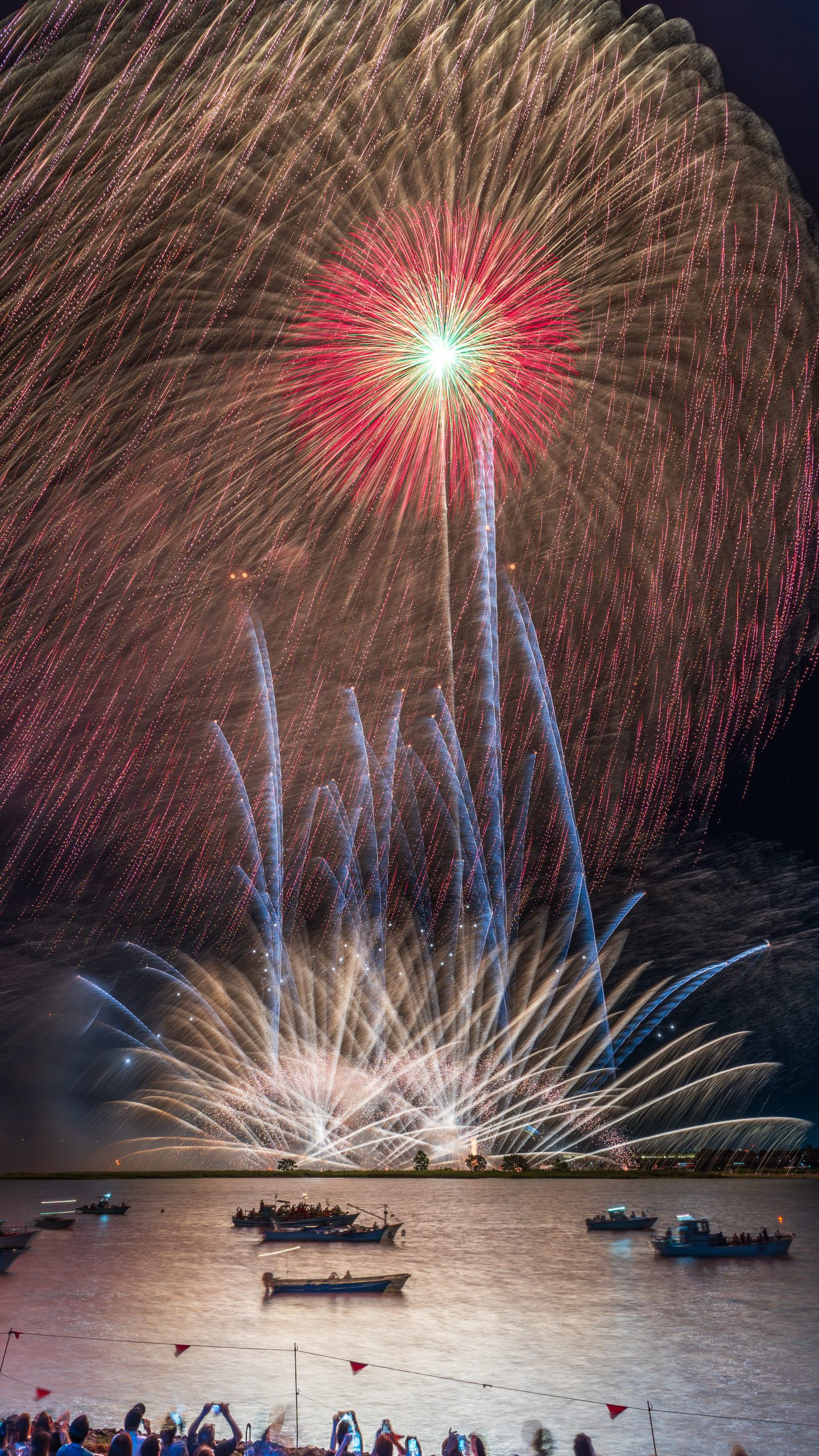 無料スマホ壁紙 圧巻の２尺玉。AndroidとiPhoneに対応した4K高画質の無料待ち受け画像。三重県桑名市の桑名水郷花火大会で撮影したフリー写真素材