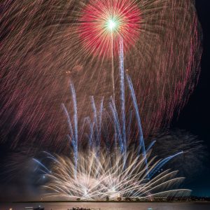 無料スマホ壁紙 圧巻の２尺玉。AndroidとiPhoneに対応した4K高画質の無料待ち受け画像。三重県桑名市の桑名水郷花火大会で撮影したフリー写真素材