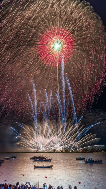 桑名水郷花火大会の写真「圧巻の２尺玉」