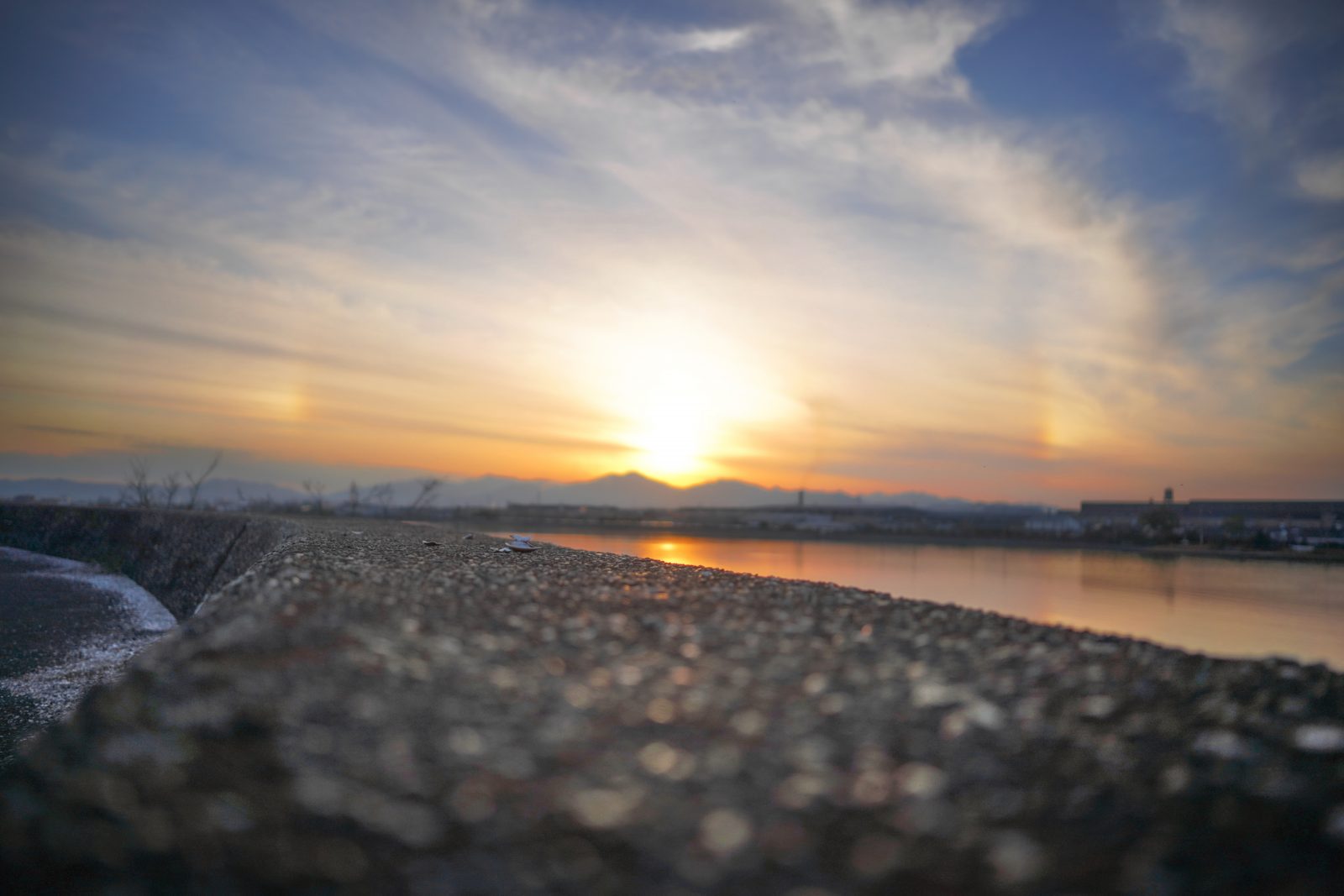 海の上の展望台の写真「夕焼けに煌めく堤防」