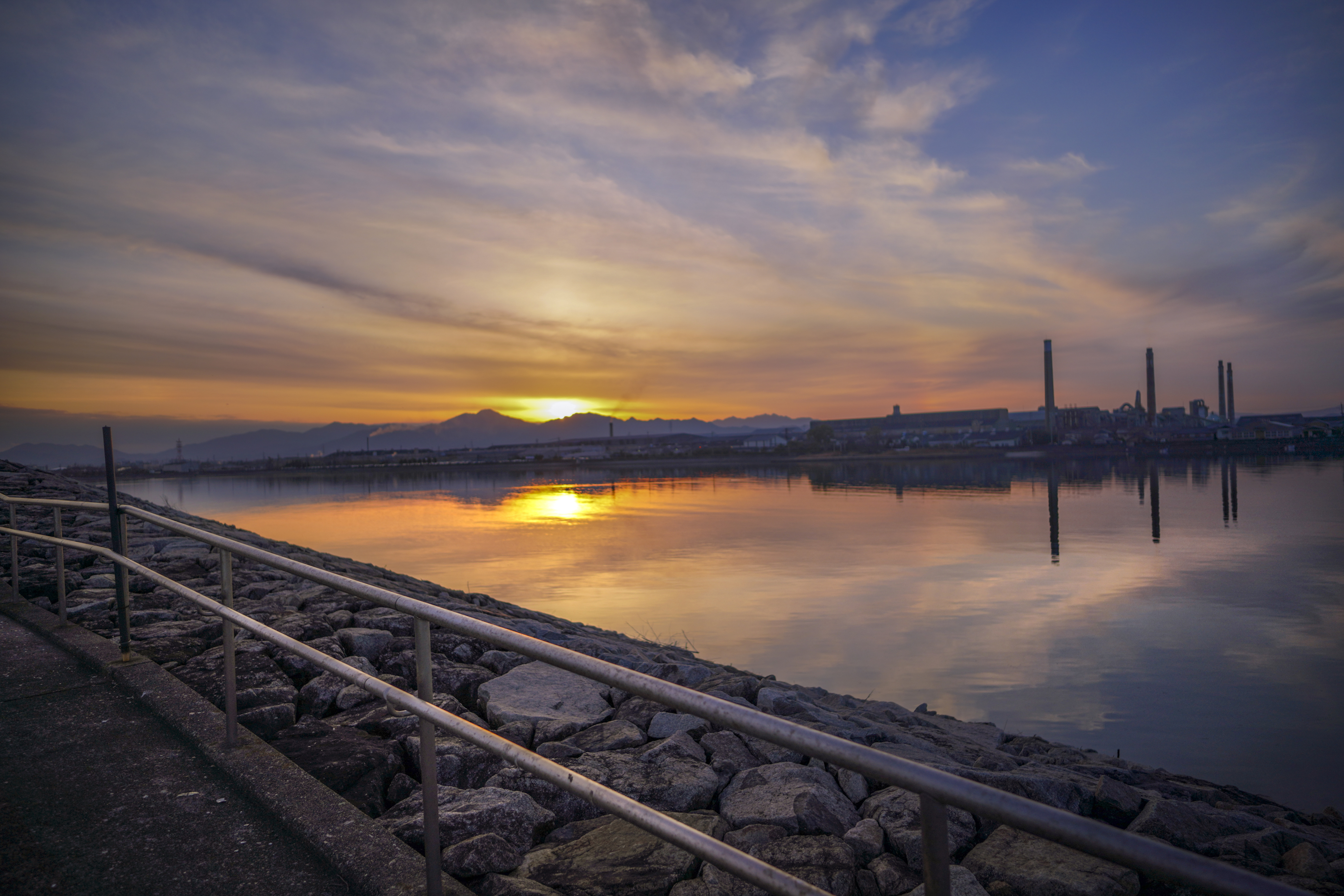 海の上の展望台のフリー写真素材「夕焼けリフレクション」 | 三重