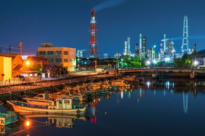 四日市コンビナートの写真「船と工場夜景」