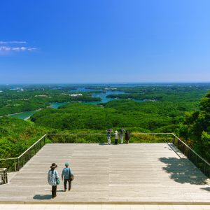 展望デッキを歩く人