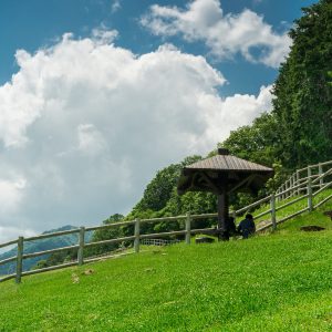 無料壁紙 初夏の青空と牧場の丘。PCとデスクトップ壁紙に最適な4K高画質の無料壁紙。三重県四日市市の四日市ふれあい牧場で撮影したフリー写真素材