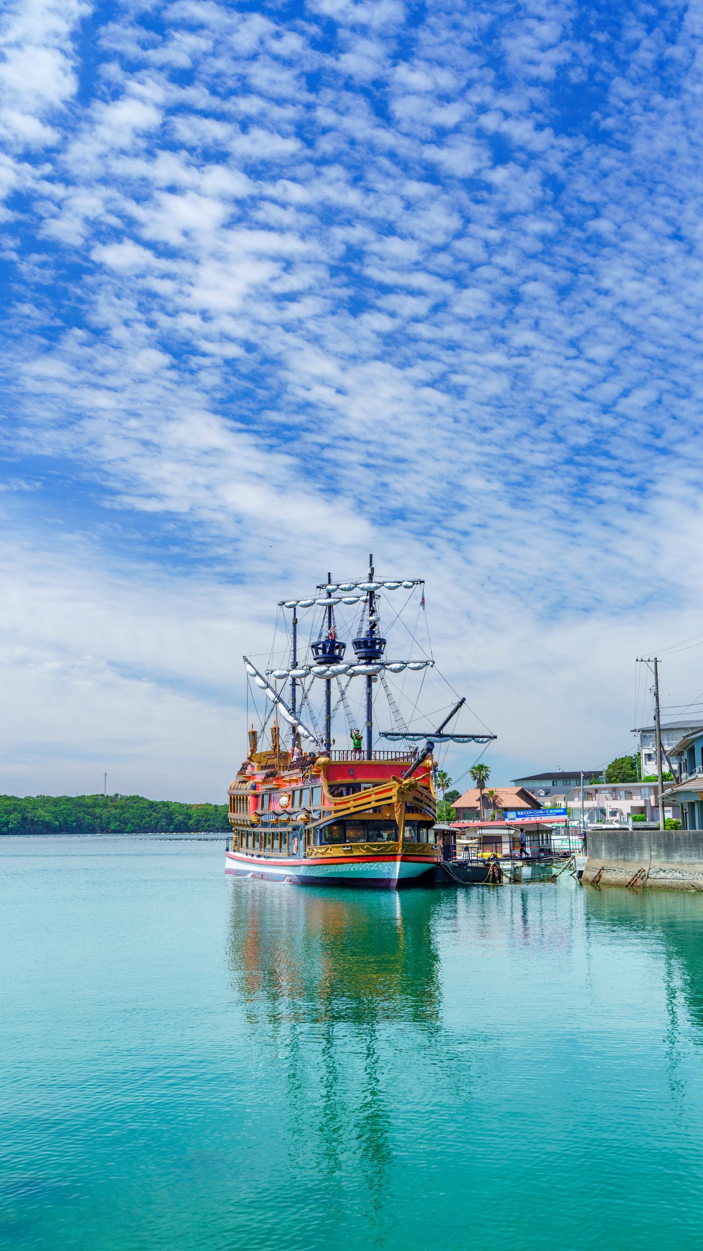 無料スマホ壁紙 初夏の英虞湾とエスペランサ。AndroidとiPhoneに対応した4K高画質の無料待ち受け画像。三重県志摩市の賢島エスパーニャクルーズで撮影したフリー写真素材