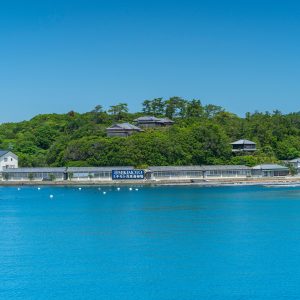 船から眺めるミキモト真珠養殖場