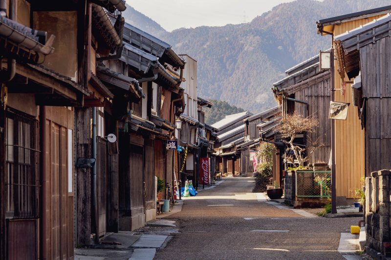 東海道関宿の写真「関宿と亀山の山々」