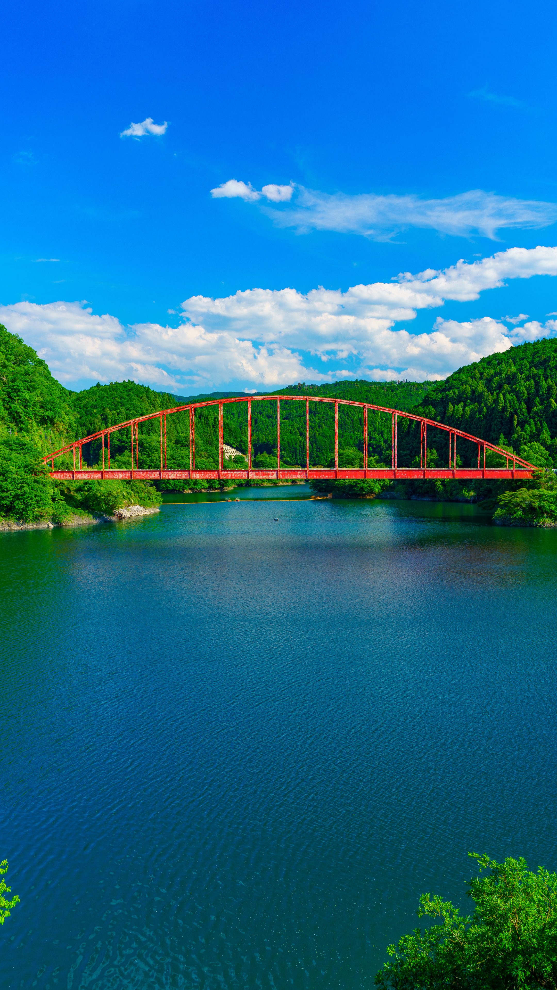 無料スマホ壁紙 赤い橋と新緑。AndroidとiPhoneに対応した4K高画質の無料待ち受け画像。三重県名張市の青蓮寺湖で撮影したフリー写真素材
