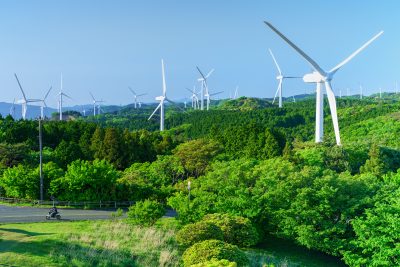 青山高原の写真「三角点から風車を眺める」