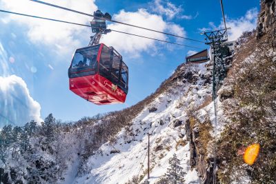 御在所ロープウエイの写真「青空と雪とゴンドラ」