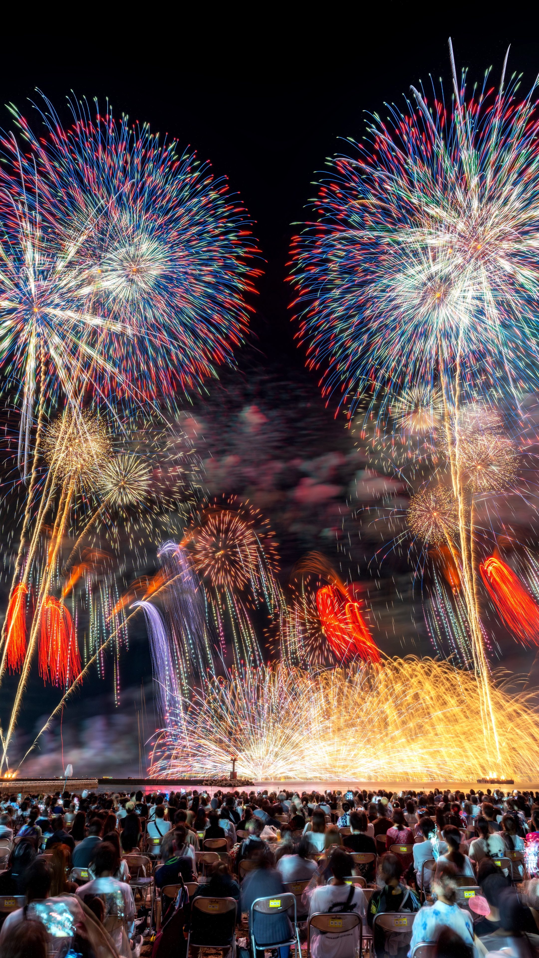 無料スマホ壁紙 これぞ喧嘩花火。AndroidとiPhoneに対応した4K高画質の無料待ち受け画像。三重県鈴鹿市の鈴鹿げんき花火大会で撮影したフリー写真素材