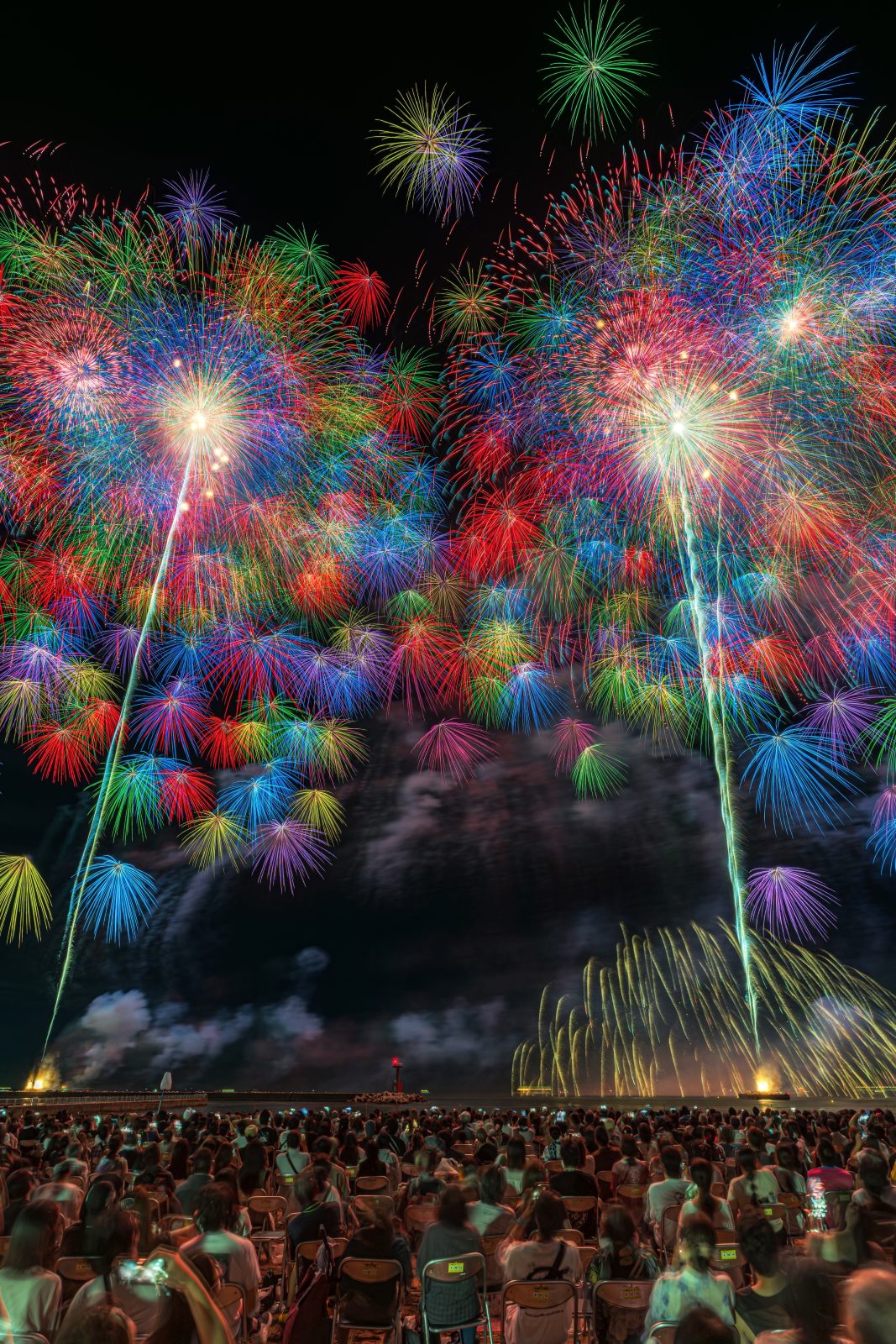 鈴鹿げんき花火大会の写真「2025年の彩色千輪菊（縦）」