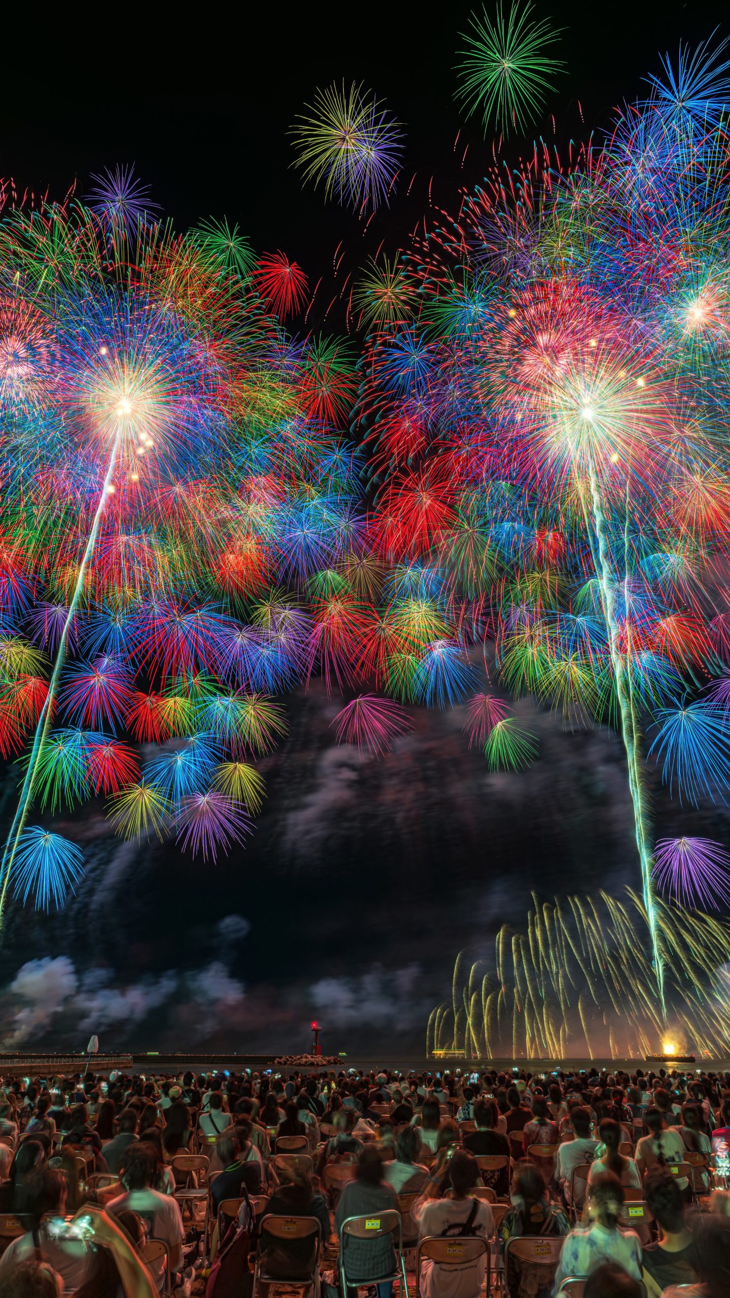 無料スマホ壁紙 2025年の彩色千輪菊（縦）。AndroidとiPhoneに対応した4K高画質の無料待ち受け画像。三重県鈴鹿市の鈴鹿げんき花火大会で撮影したフリー写真素材