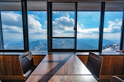 御在所ロープウエイの写真「山展望レストラン「ナチュール」の窓側席」