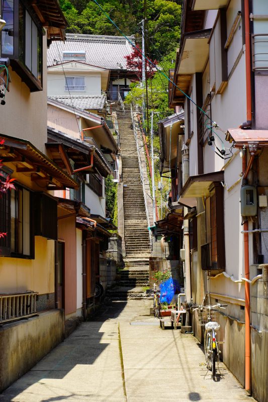 須賀利町の写真「お寺へ続く階段」
