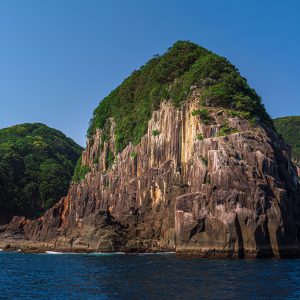 楯ヶ崎の岸壁を船上から眺める