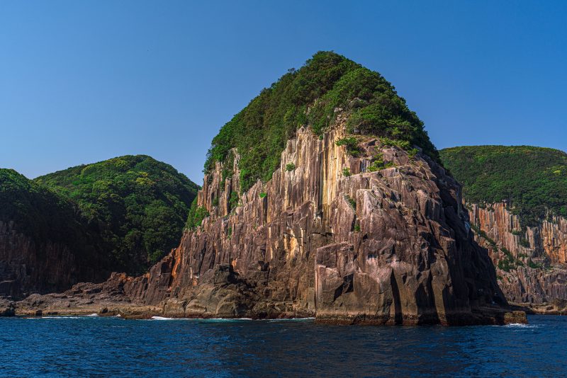 楯ヶ崎観光遊覧の写真「楯ヶ崎の岸壁を船上から眺める」