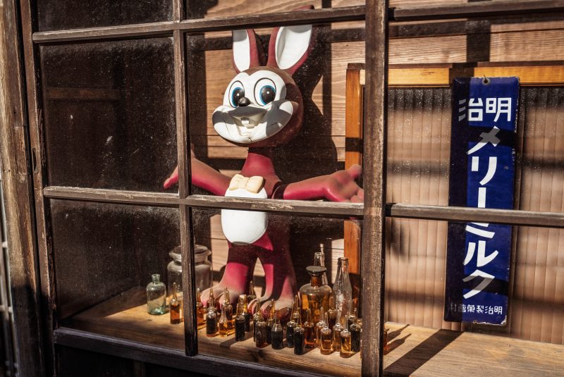 東海道関宿の写真「怪しい人形」