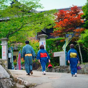 歴史民俗資料館の近くを歩く