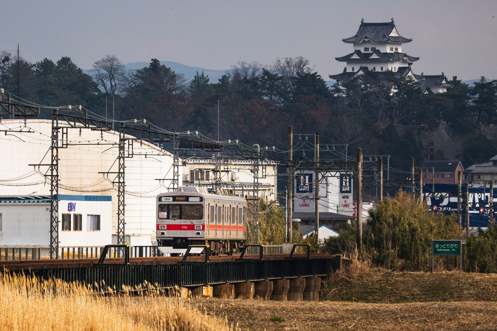 伊賀鉄道の写真「伊賀鉄道と伊賀上野城」