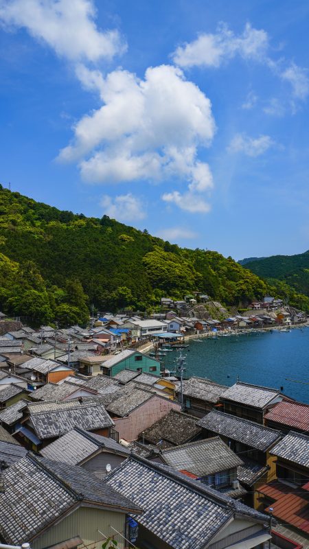 無料スマホ壁紙「須賀利町の町並みと青空」
