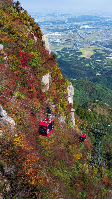御在所ロープウエイの写真「北勢エリアの町とゴンドラ」