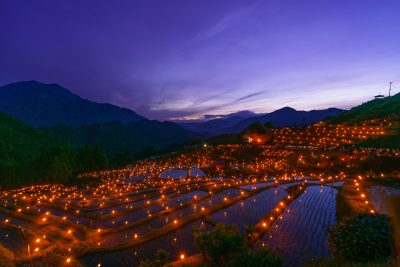 丸山千枚田の写真「虫送り行事。1340本のローソク」