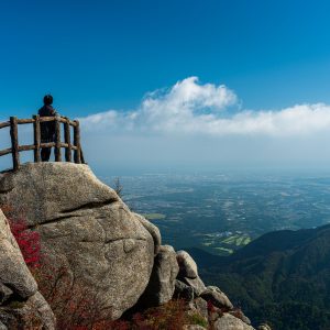 富士見岩展望台の岩に立つ