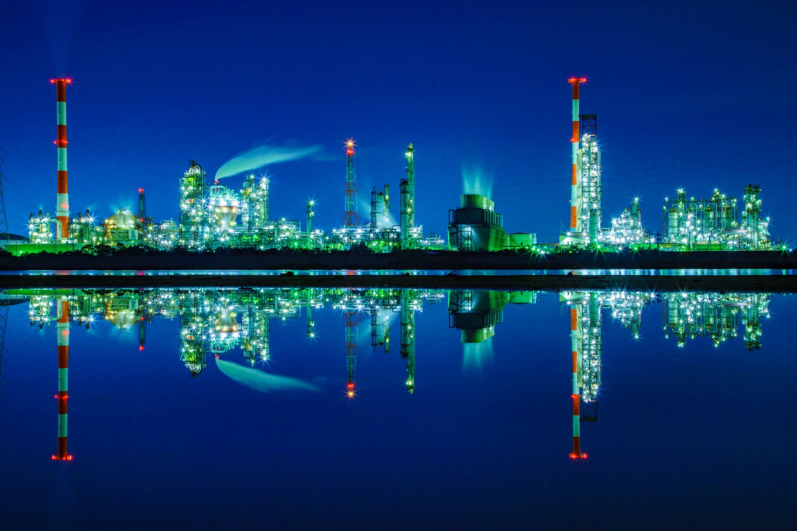 四日市コンビナートの写真「水面鏡の工場夜景」