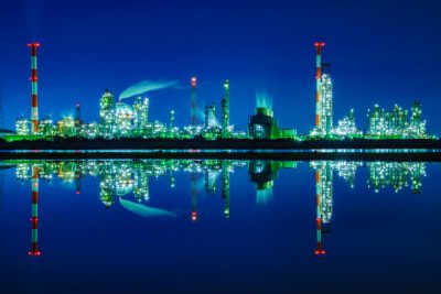 四日市コンビナートの写真「水面鏡の工場夜景」