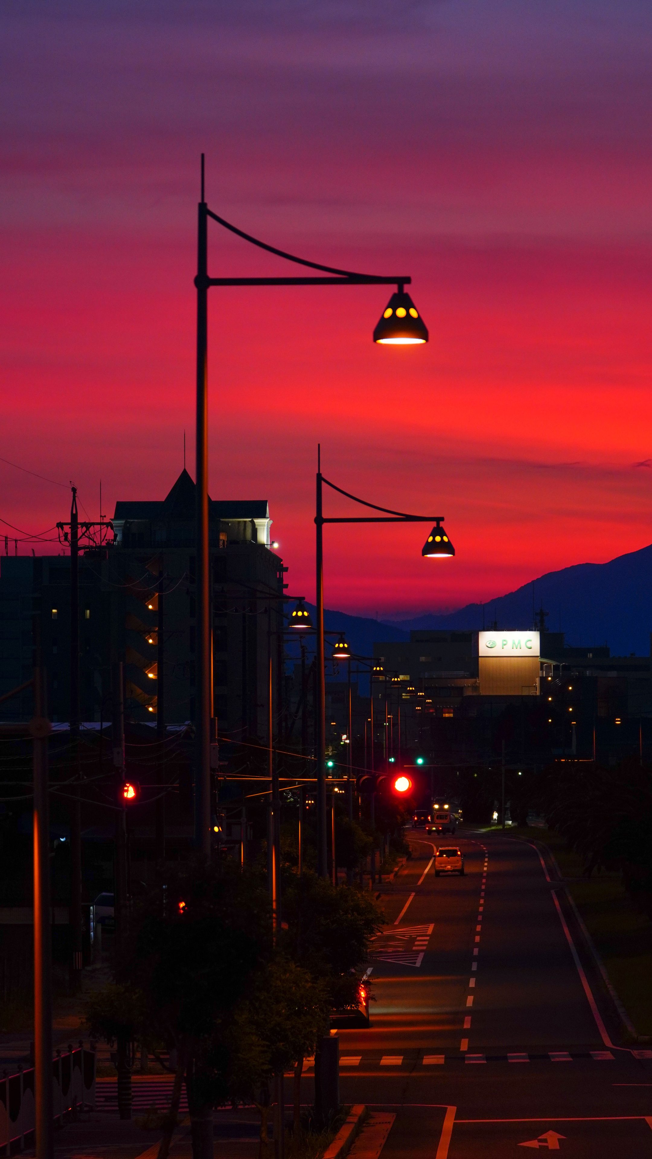 無料スマホ壁紙 夕闇。AndroidとiPhoneに対応した4K高画質の無料待ち受け画像。三重県津市の津なぎさまちで撮影したフリー写真素材