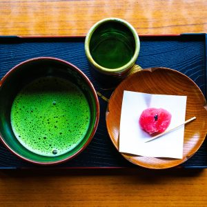 結城神社の梅苑の写真「眺梅亭の梅菓子と抹茶」