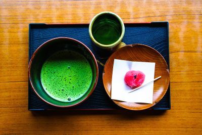 結城神社の梅苑の写真「眺梅亭の梅菓子と抹茶」