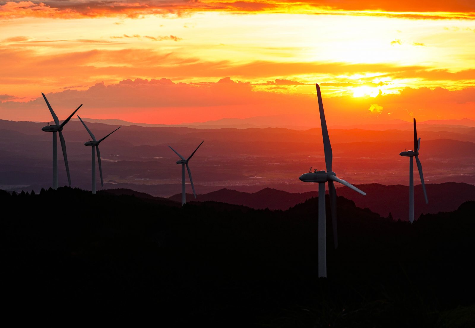 青山高原の写真「風車のシルエット」
