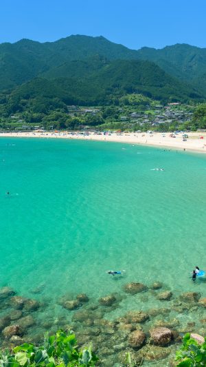 お盆で賑わう新鹿海水浴場
